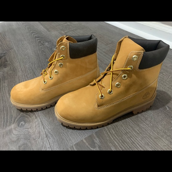 BOOTS/SHOES - Picture 2 of 3